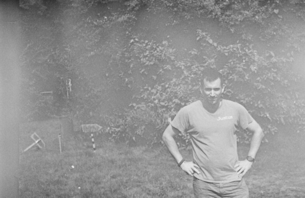 Schwarz weiße Fotografie von einem Mensch auf einer Wiese