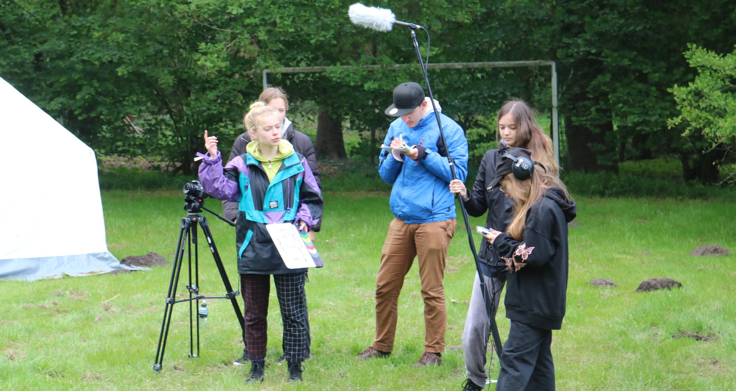 Das Team des Filmworkshops mit Mikrofon und Kamera