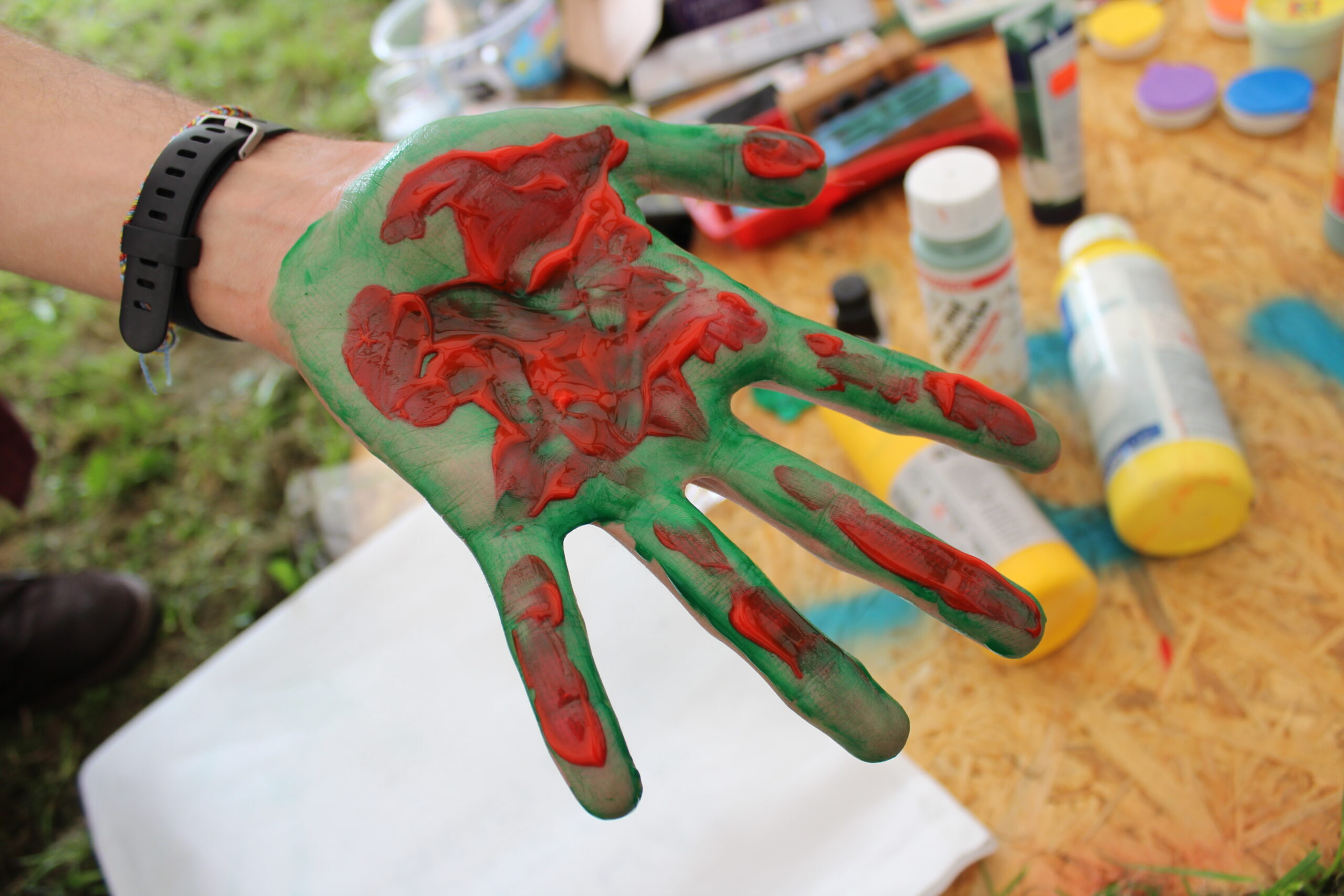 Hand vollgeschmiert mit Farbe
